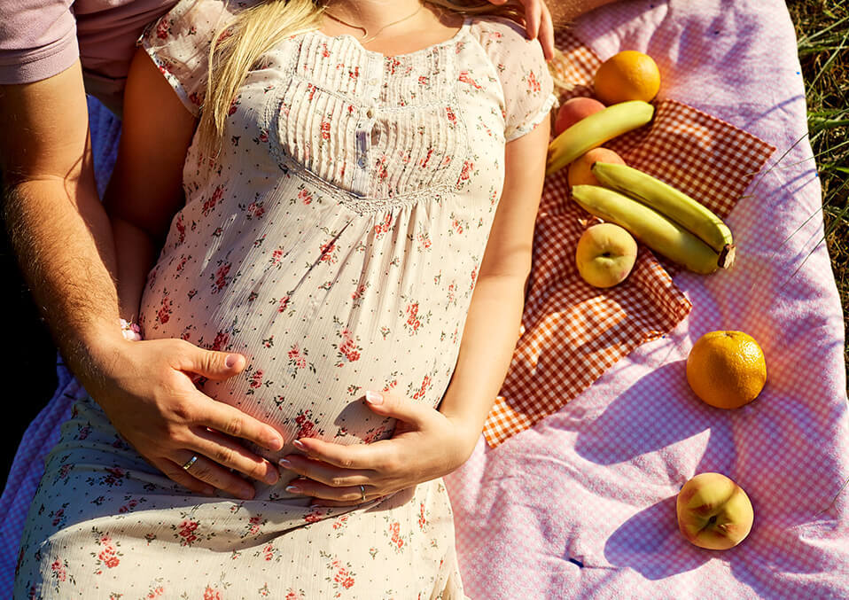 Беременна племянник. Фотосессия беременных с фруктами. Фотосессия беременных с фруктами на природе.