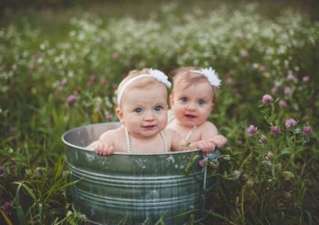 A close look on Amazing baby names for female twins